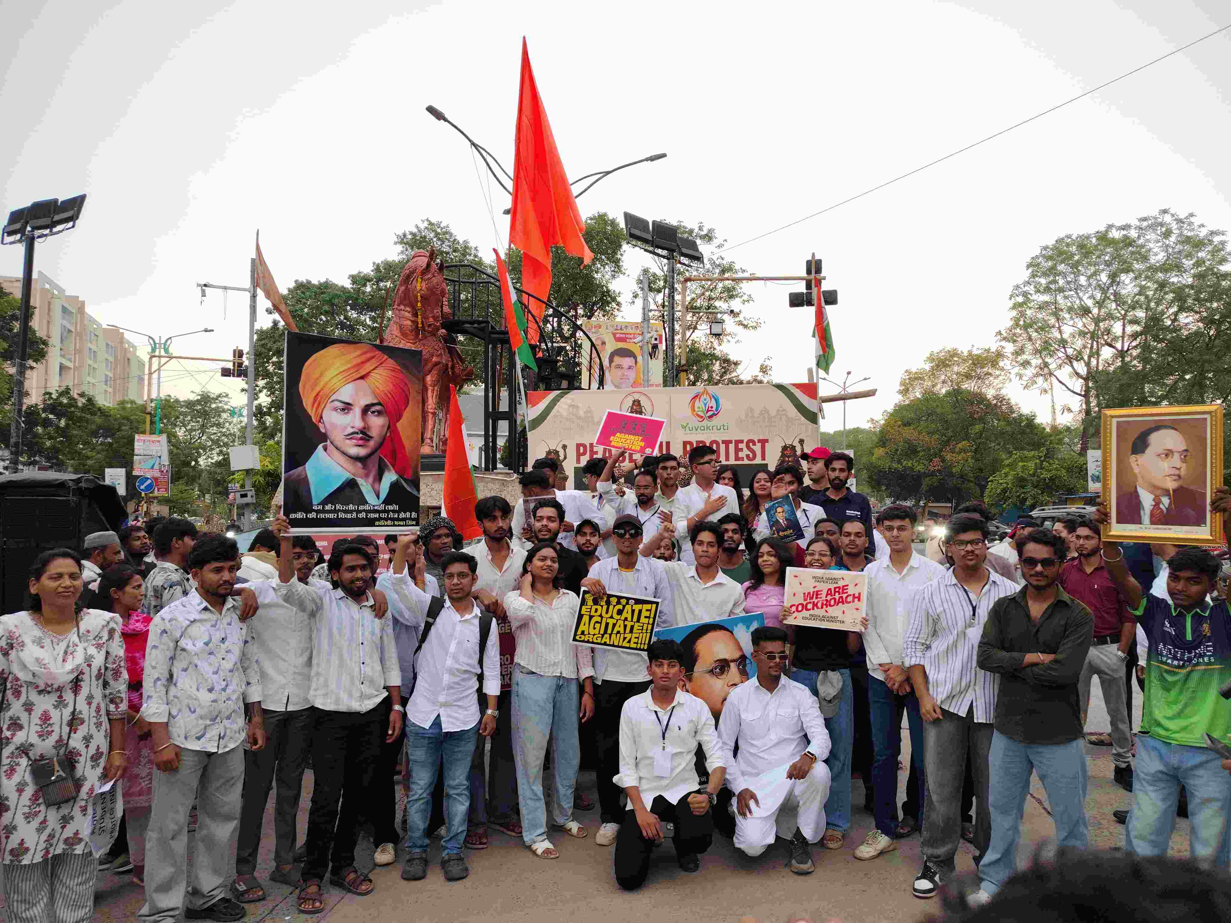 विद्यार्थी, युवक व जनहिताच्या प्रश्नांसाठी युवाकृतीचे वर्ध्यात शांततापूर्ण आंदोलन NEET, पेपरफुटी, बेरोजगारी, महागाई, शिक्षण व आरोग्य व्यवस्थेतील त्रुटींविरोधात शासनाचे लक्ष वेधले